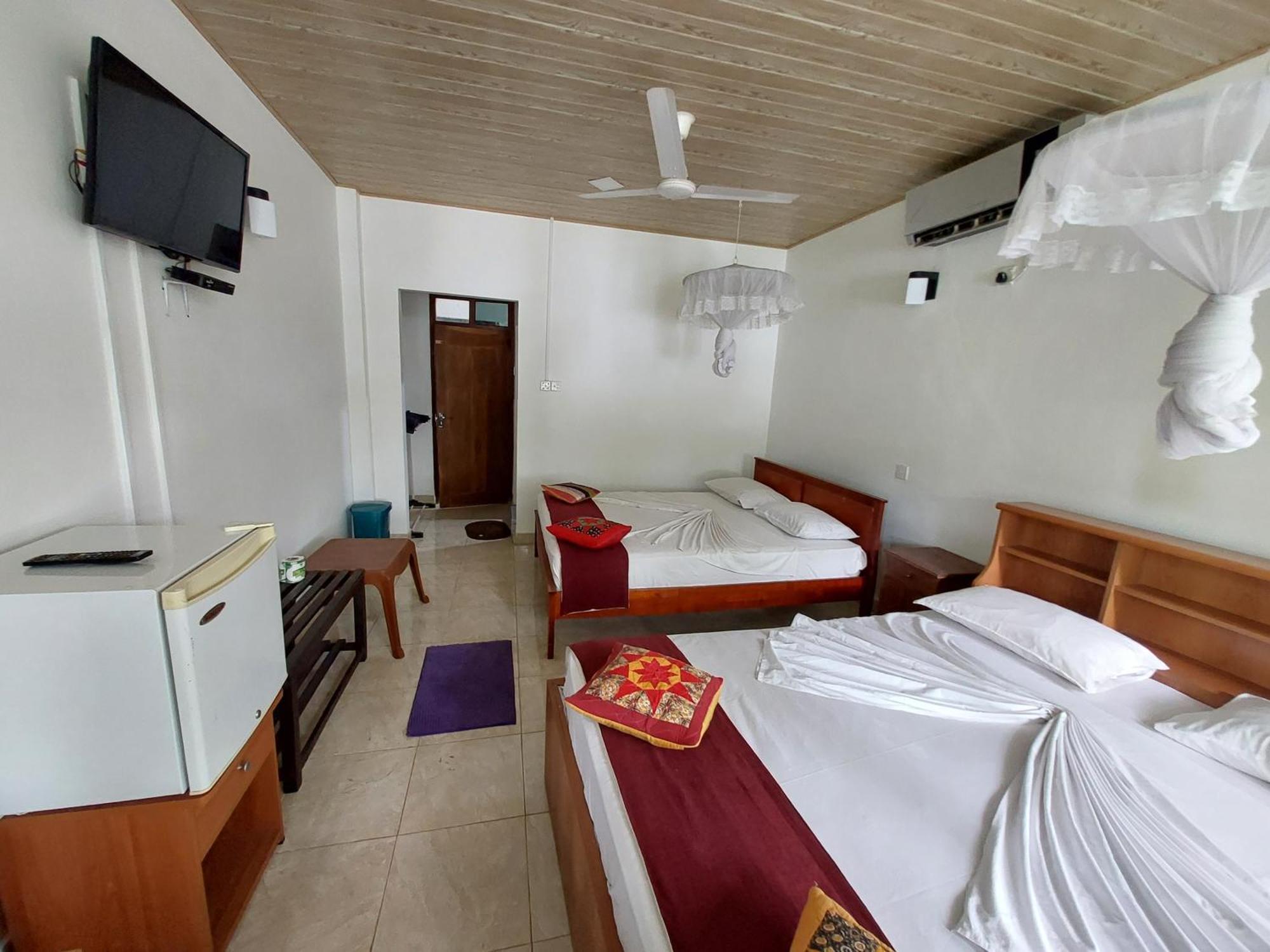 Lake Wave Hotel 아누라다푸라 외부 사진