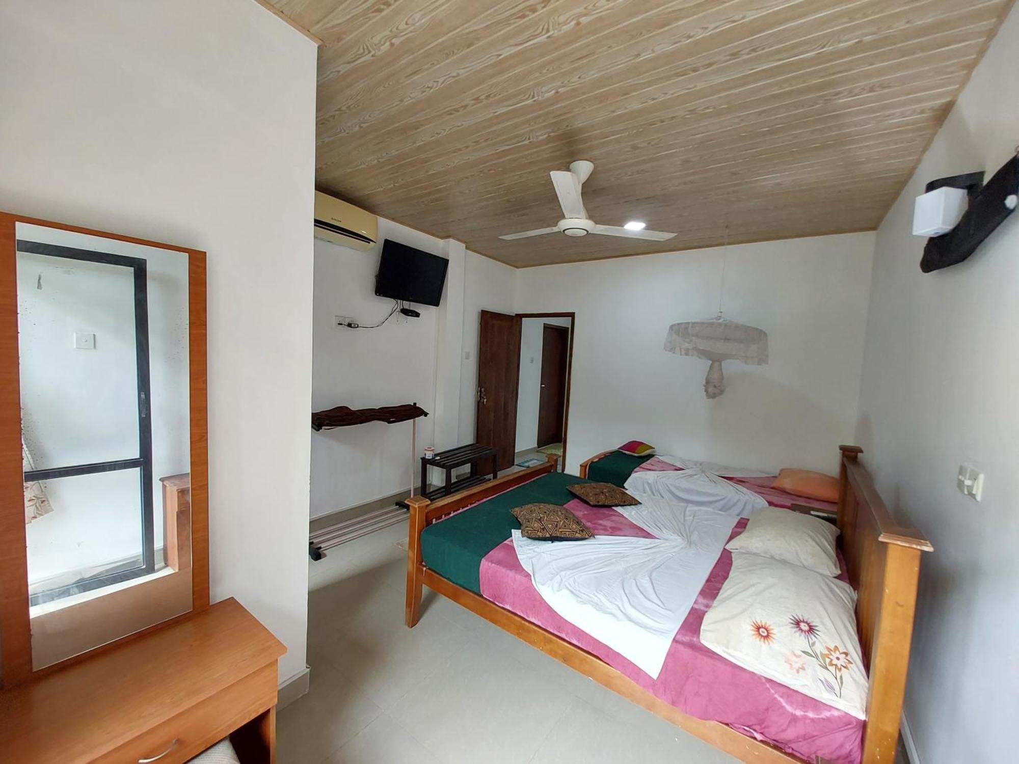 Lake Wave Hotel 아누라다푸라 외부 사진